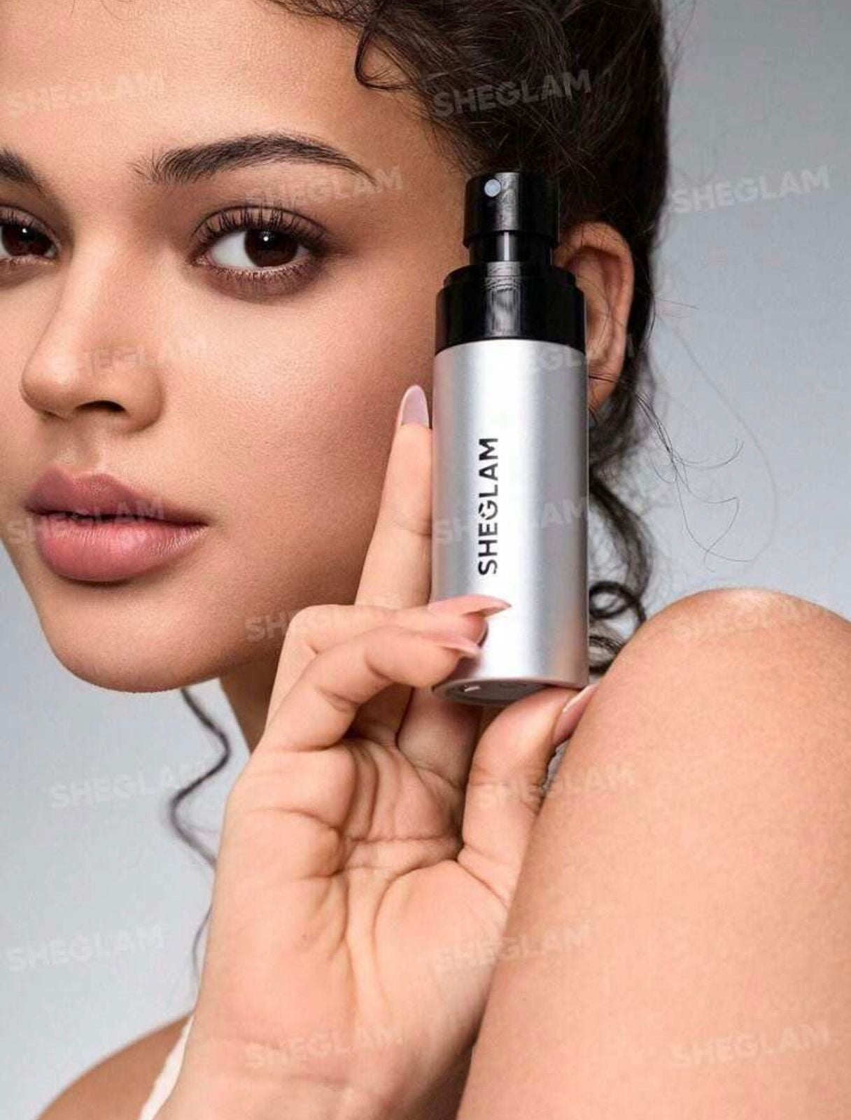 بخاخ مثبت مكياج مقاوم للماء من SHEGLAM بلمسة مطفية وتأثير بلور وتثبيت طويل – 60 مل