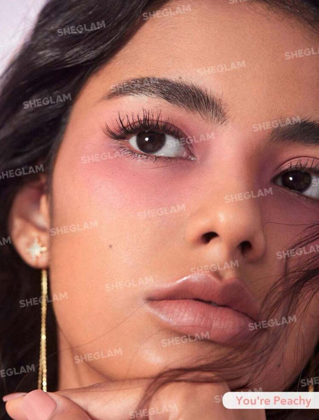 أحمر خدود بتركيبة بودرة مطفية بلمسة وردية جذابة من شيقلام