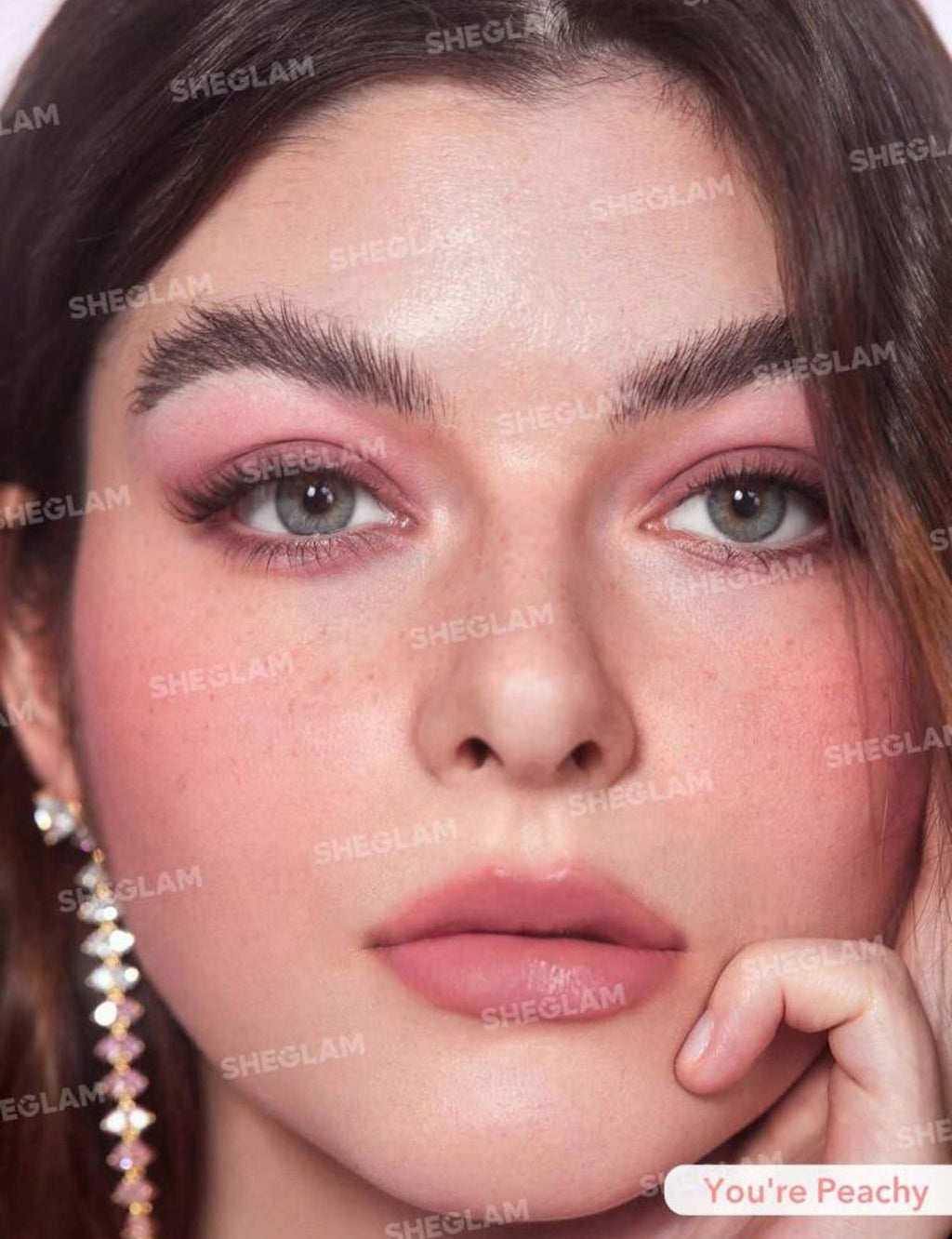 أحمر خدود بتركيبة بودرة مطفية بلمسة وردية جذابة من شيقلام