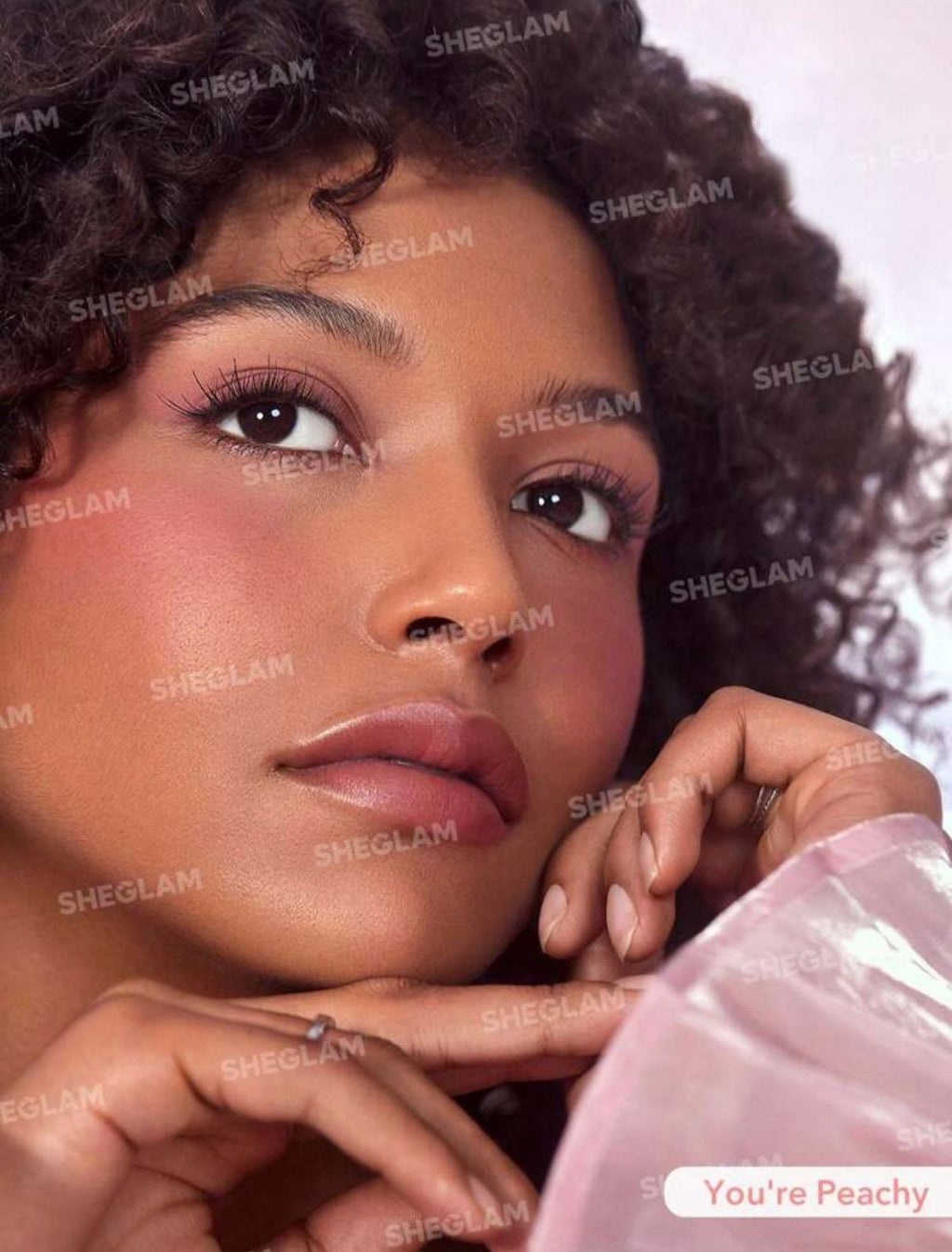 أحمر خدود بتركيبة بودرة مطفية بلمسة وردية جذابة من شيقلام