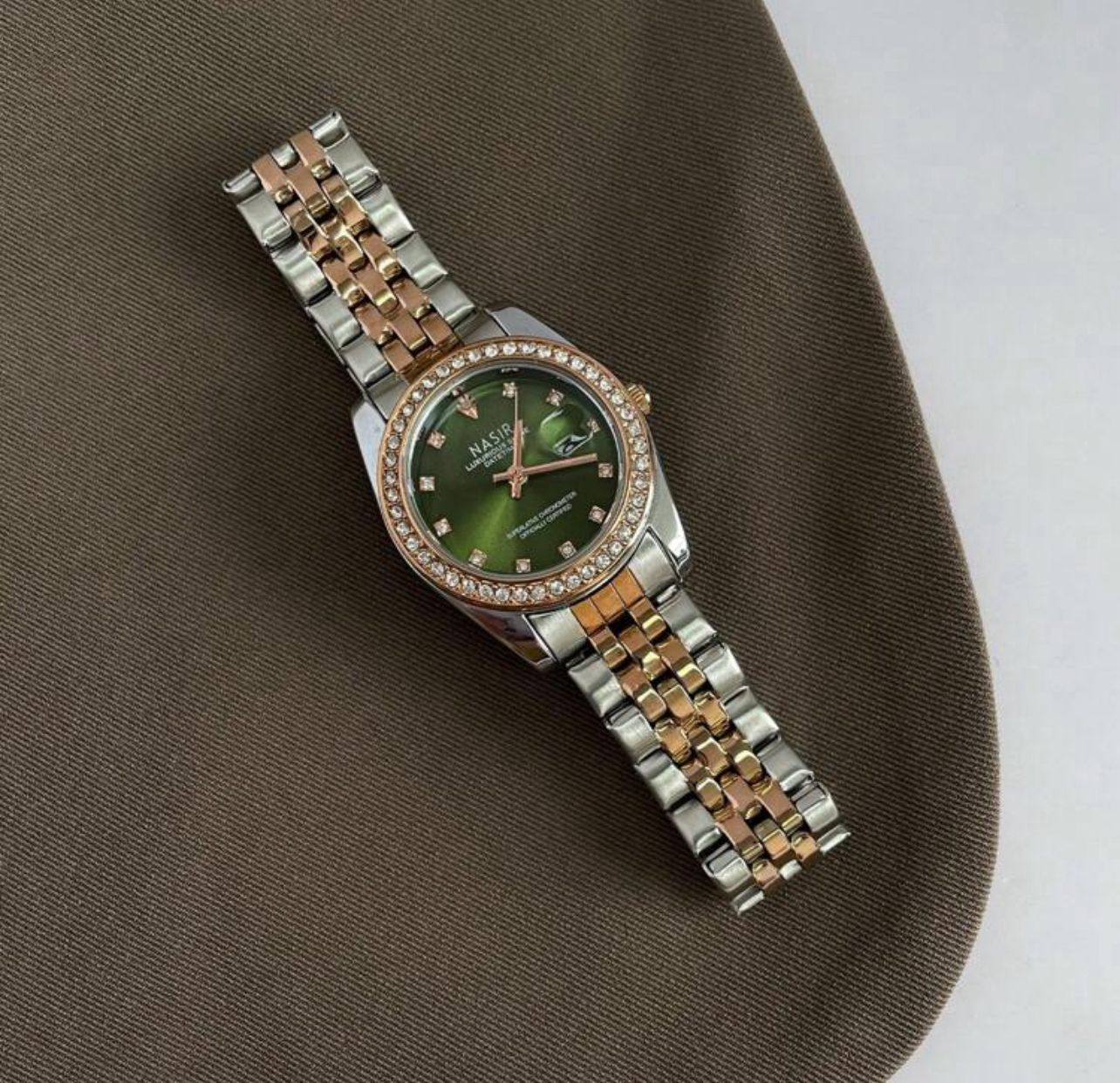 ساعة نسائية فاخرة مرصعة – كوارتز، مقاومة للماء، تصميم أنيق للفولاذ المقاوم للصدأ، مثالية للهدايا والمناسبات LTMG 672