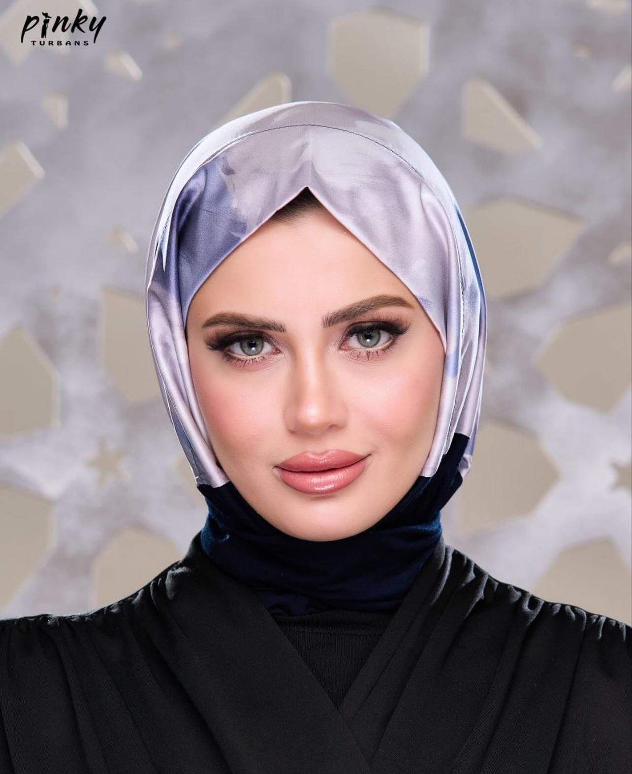 طباقية ساتان منقوش × قطن بجوانب مرنة وتغليق كباسين من الخلف - من بينكي كود PKY-010-SKY