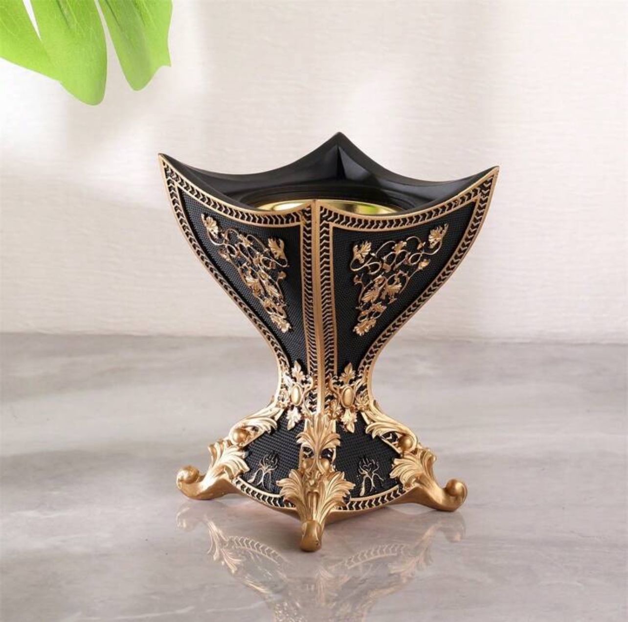 مبخرة أنيقة بتصميم عتيق – أسود وذهبي INC-003-BKGD