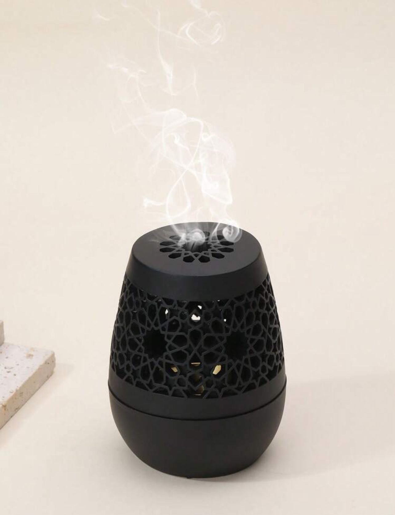 موقد بخور بيضاوي بنقوش خشبية ومفرغ بزخارف أزهار تصميم أنيق ومميز INC-004-BK