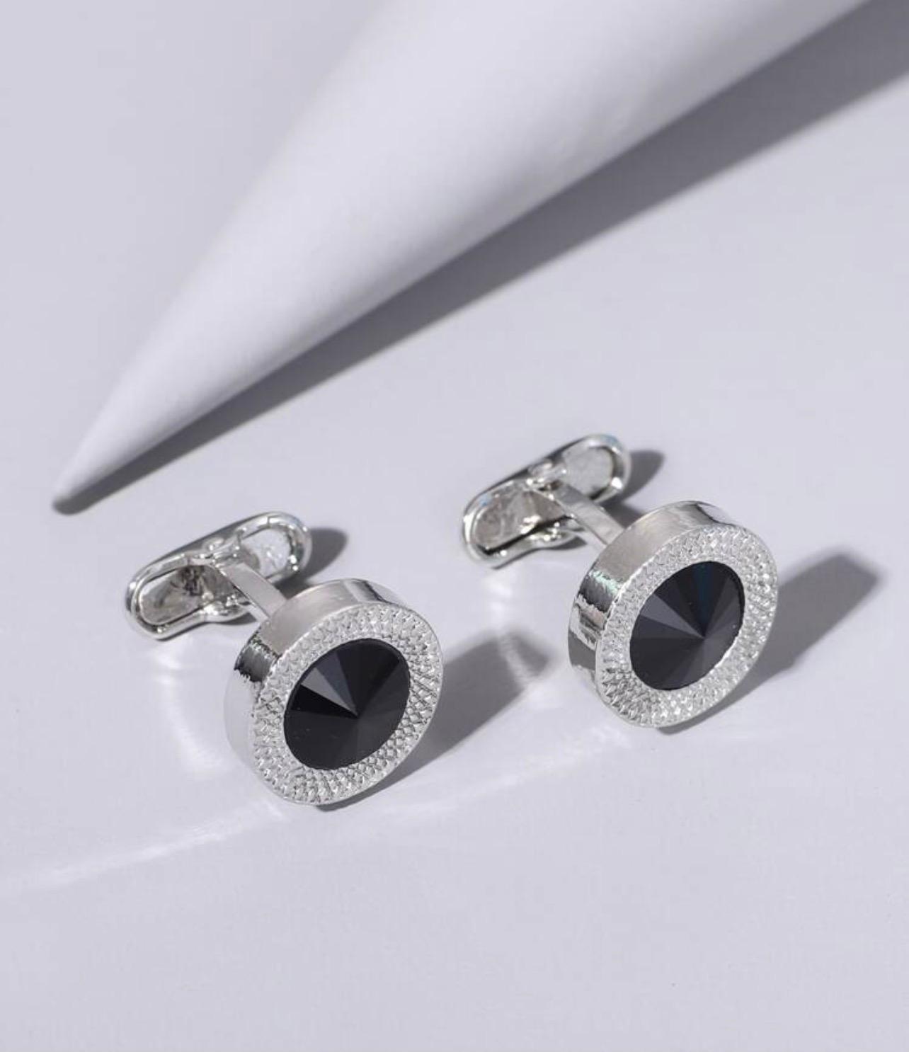 أزرار أكمام رجالية فاخرة – تصميم دائري أنيق باللون الفضي والأسود لإطلالة راقية CLBB 556