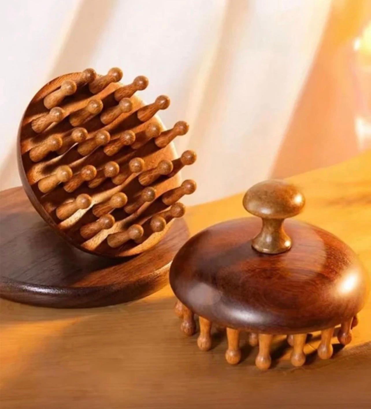 أداة تدليك فروة الرأس من خشب الصندل الطبيعي – محمولة وفعّالة للاسترخاء