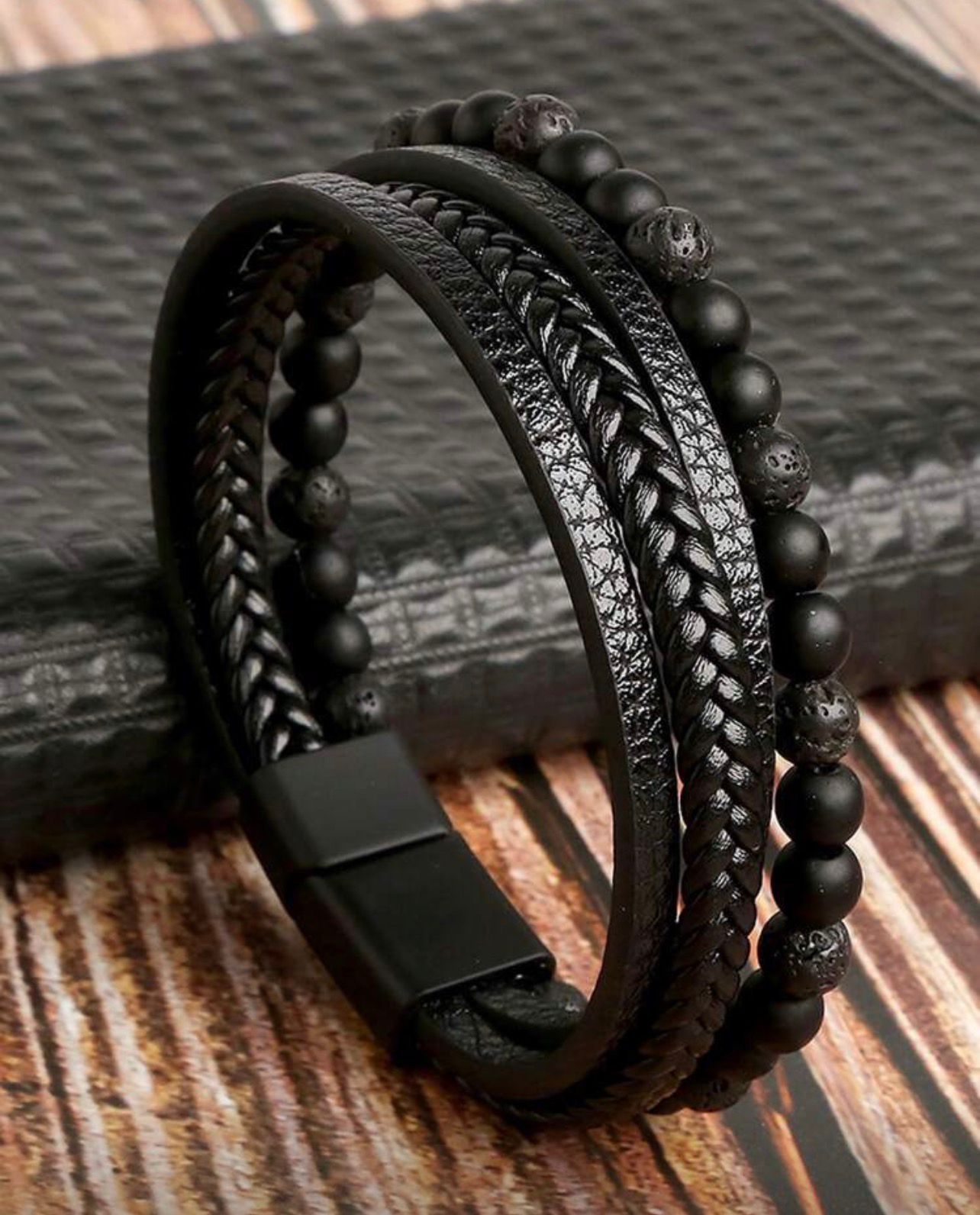 سوار رجالي متعدد الطبقات بجلد أسود وخرز حجري – GM 116