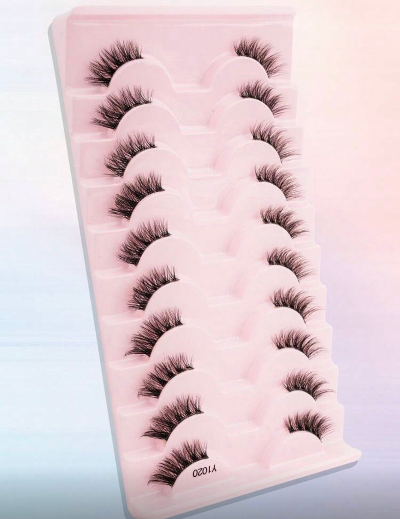 رموش 10 أزواج  ثلاثية الأبعاد قصيرة 8–10 مم بساق شفافة – ناعمة ومنتفخة لمظهر طبيعي يومي Y1020