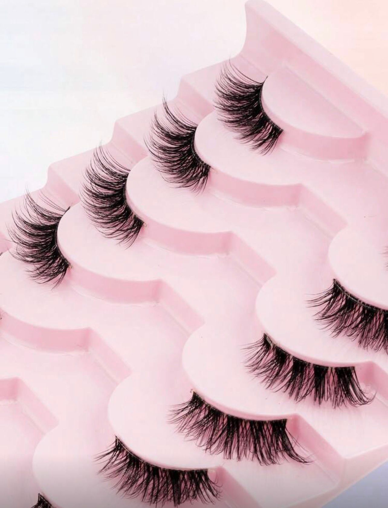 رموش 10 أزواج  ثلاثية الأبعاد قصيرة 8–10 مم بساق شفافة – ناعمة ومنتفخة لمظهر طبيعي يومي Y1020