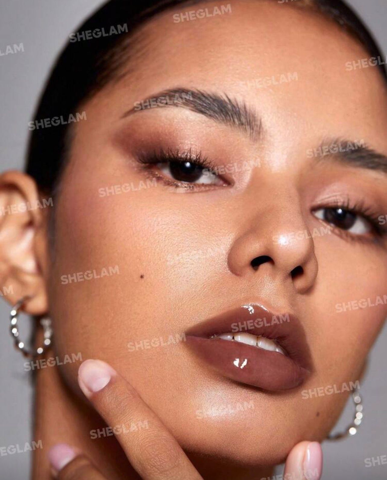 ملمع شفاه  SHEGLAM جليز دايز – لون غني ولمعان فائق مع ترطيب يدوم Moch Cake