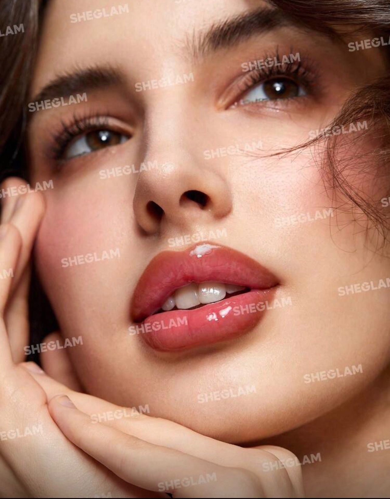 قلم ثنائي شفاه 2 في 1 من SHEGLAM – تحديد، لون، ولمعان يدوم PLAY FAIR