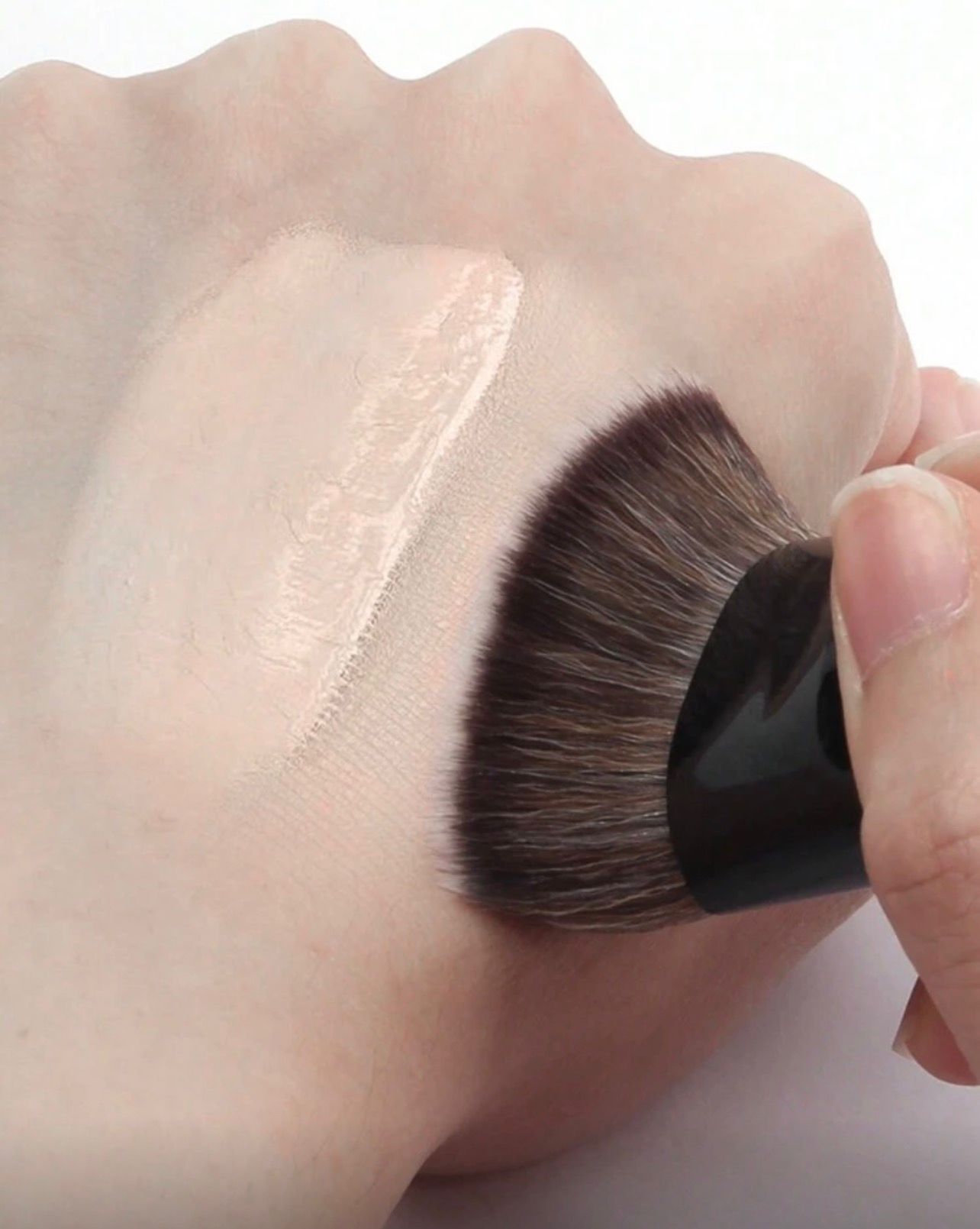 فرشاة أساس مسطحة برأس مسطح مع علبة MAANGE – شعيرات ناعمة لتطبيق احترافي ومتجانس