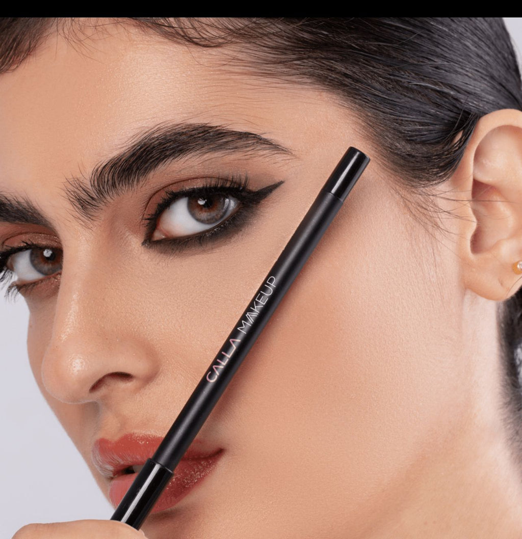 قلم كحل سائل مقاوم للماء من كالا ميكب أسود دقة وثبات يدوم طوال اليوم