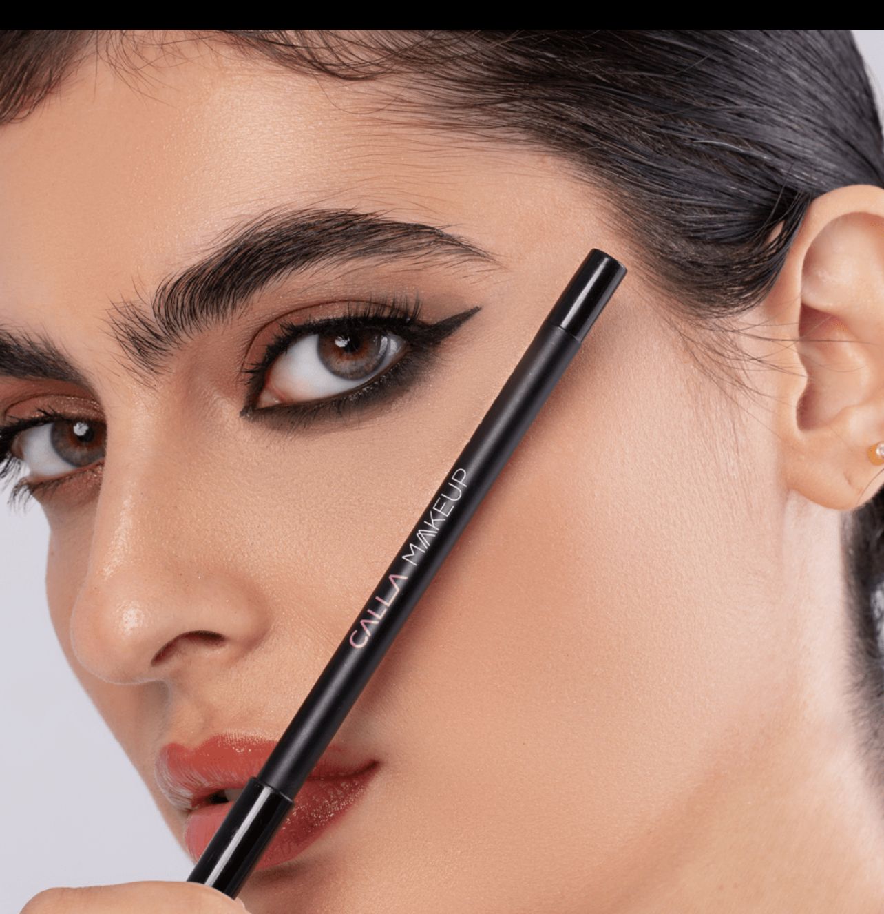 قلم كحل سائل مقاوم للماء من كالا ميكب أسود دقة وثبات يدوم طوال اليوم