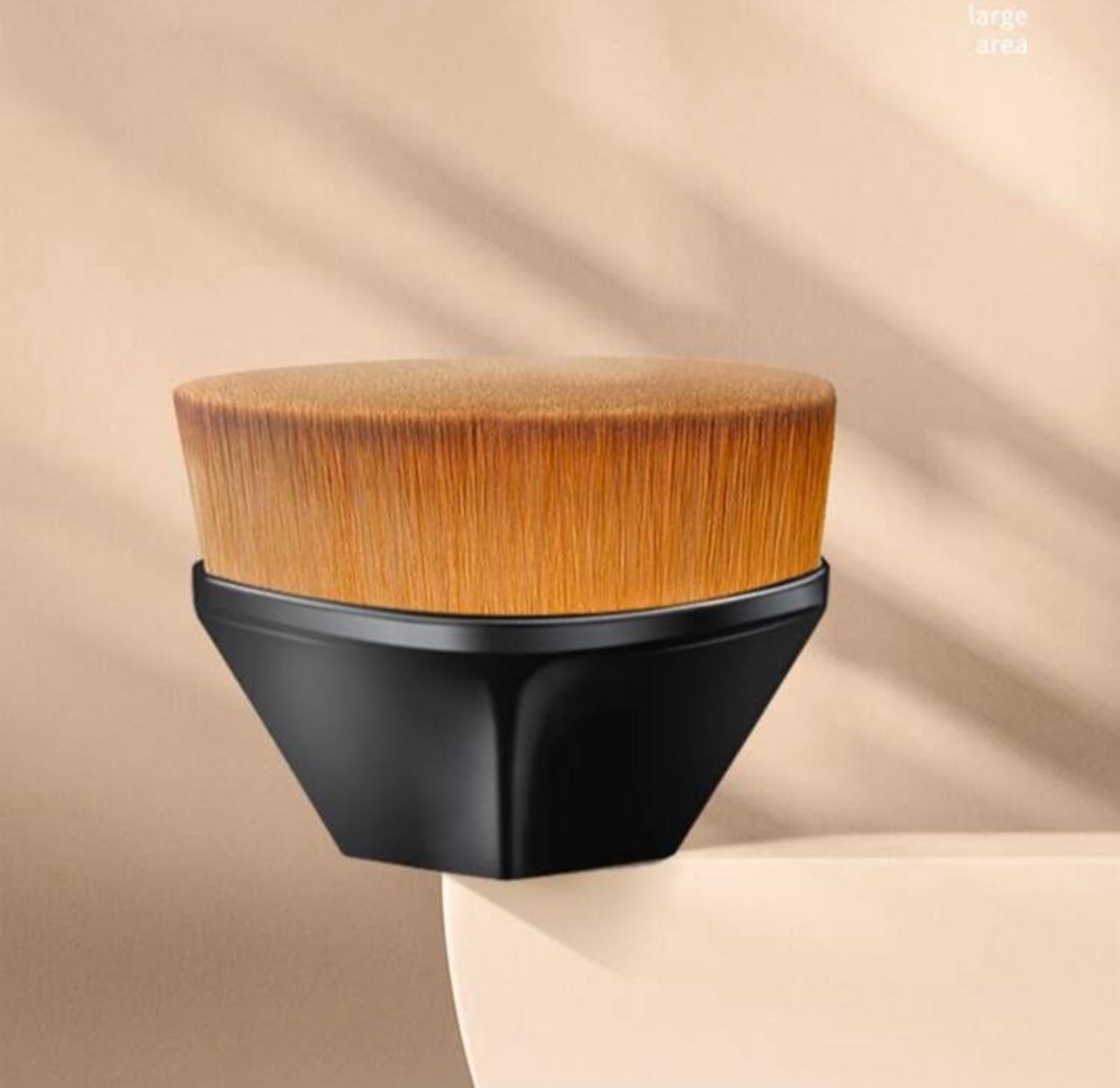 فرشاة كريم الأساس ذات التصميم الفريد